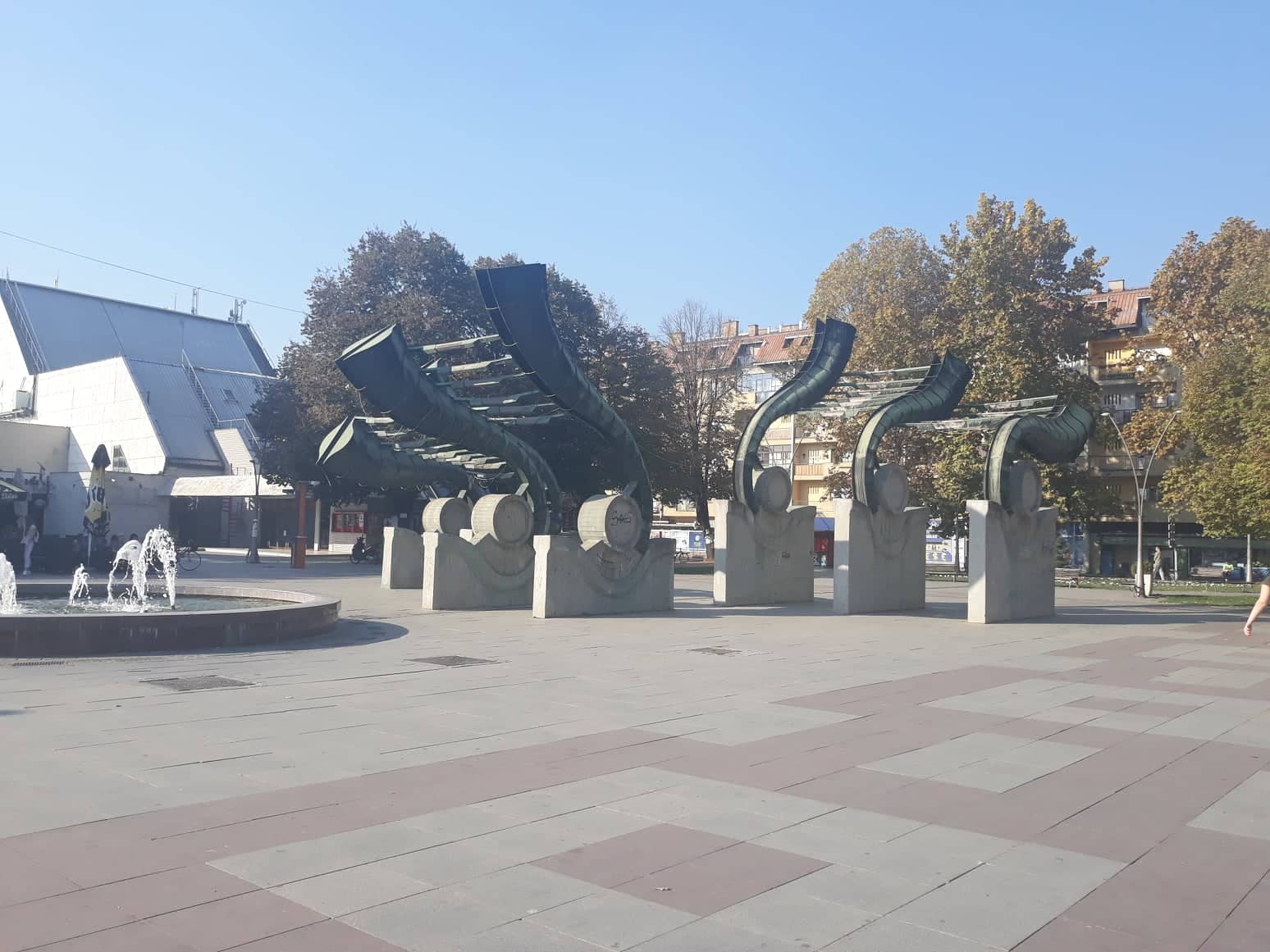 Споменик у Руми у центру